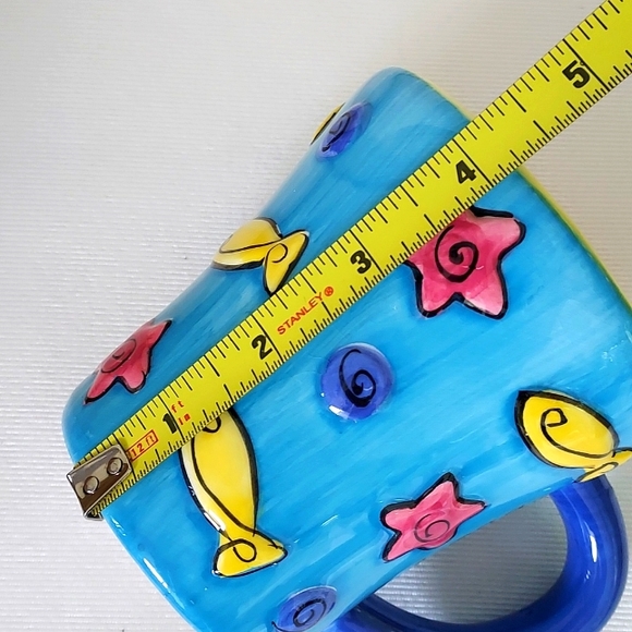 CHICAGO Souvenir Mug Hand-Painted & Embossed Design - Picture 8 of 9